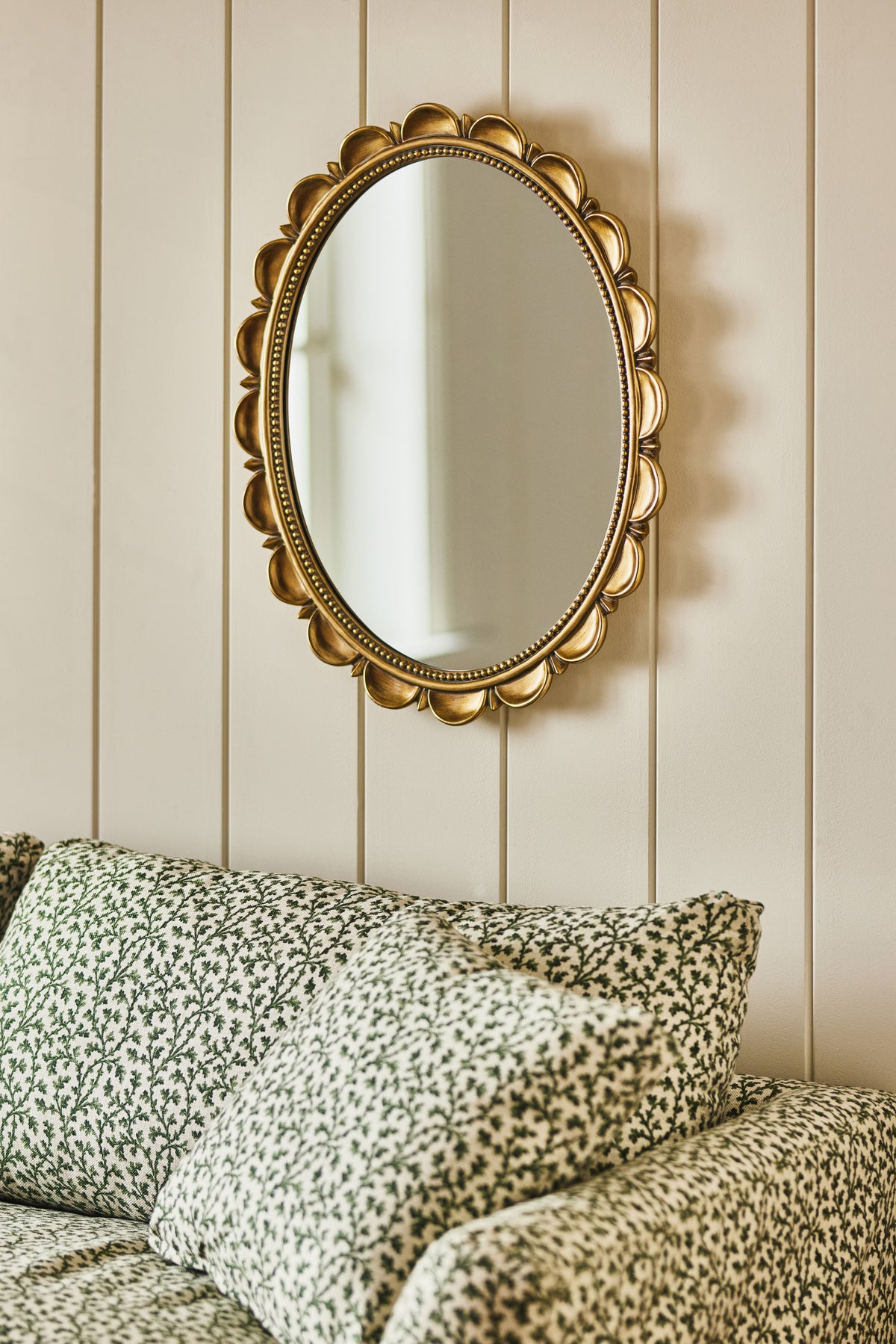 Harpa Scalloped Antique Gold Oval Wall Mirror in Brass, product view 1