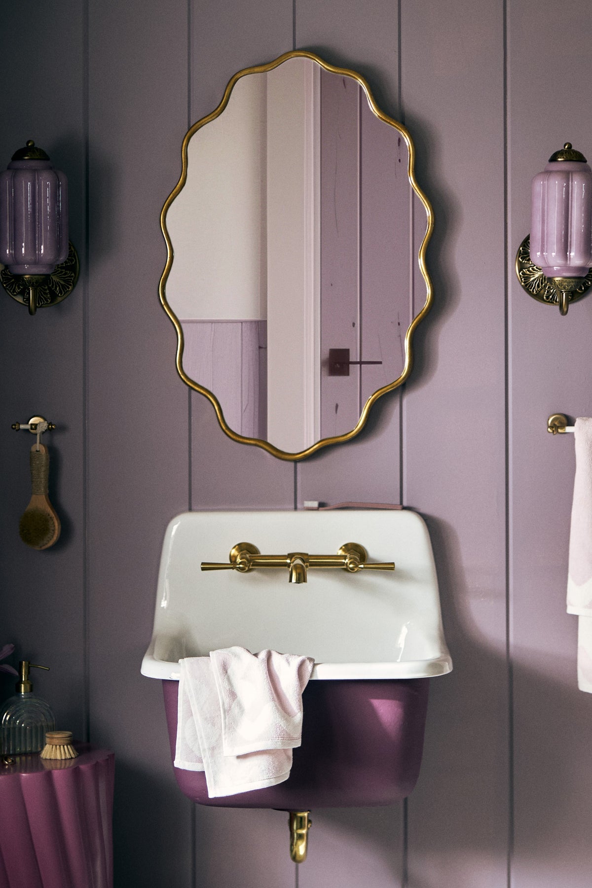 Alda Wavy Scalloped Oval Wall Mirror in Brass, product view 4